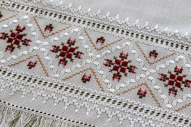 haftowany wzór na materiale